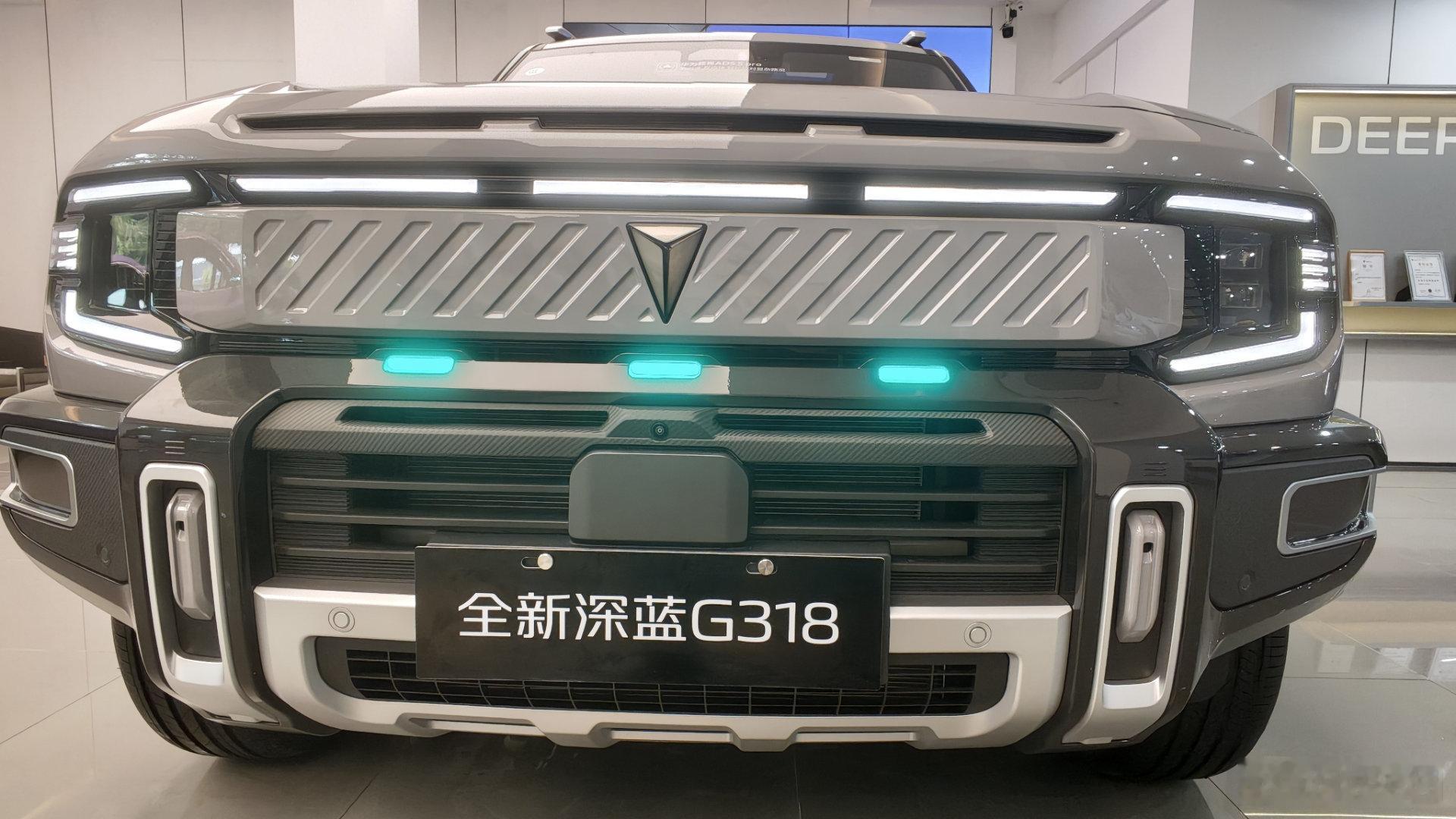 周末有空去店里试驾深蓝汽车G318，霸气前脸设计，硬派外观的方盒子G318，实车比图片亮多了，气场十足，线条棱角分明，硬派造型很有辨识度，细节能看得出是用心琢磨优化来的，小蓝灯如星辰般点缀，很吸引人。 
坐进车内第一感受就是大空间，内饰用料质感做了升级，手能摸到的地方质感在线。
鸿蒙座舱体 ​