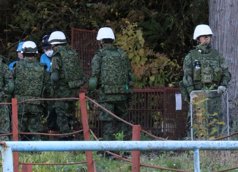 警惕！日本自卫队想让外国人穿军装？两道“筛子”暴露真实野心

据《每日新闻》《日本时报》等日媒披露，日本知名智库笹川和平基金会于2026年9月2日正式向防卫大臣小泉进次郎提交一份军事安全策划案，核心建议是打破自卫队长期“仅限日本国籍”的招募限制，放开外籍人员入伍通道，以缓解兵力不足。 日本官方尚未表