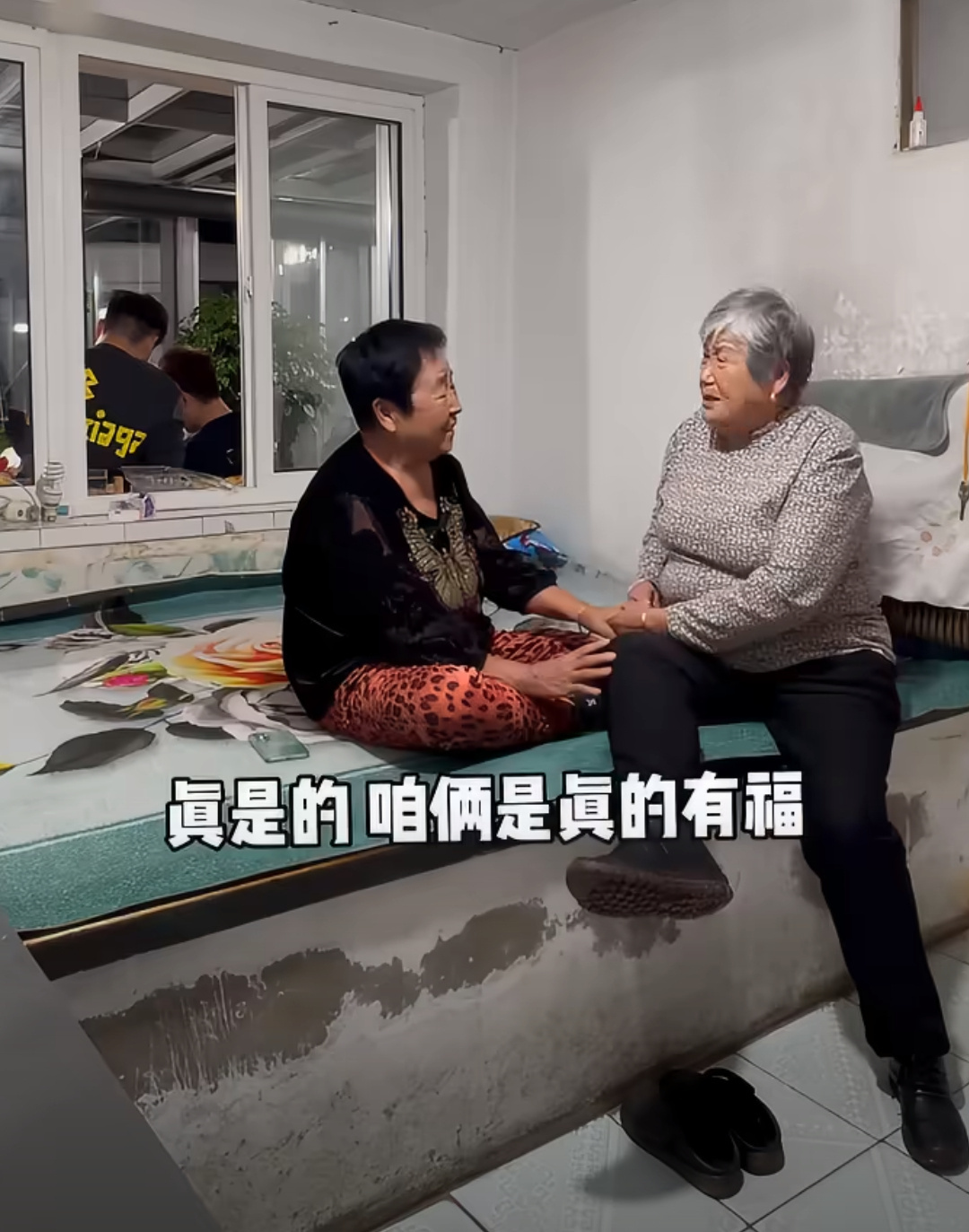 全网超700万粉丝的青岛网红“暴躁的小张”发布讣告，其83岁姥姥于9月13日在睡梦中安然辞世，而就在两天前，账号还更新了她精神矍铄扮演“女霸总”的搞笑视频。  一、离世细节与身后评价- 安详善终：姥姥