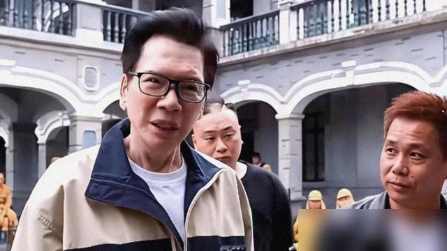 向华强砸了五个亿没捧红的儿子，拍竖屏短剧三个月进账七千万。
向佐在横店拍那部武术短剧，老头亲自去探班，现场机器一摆，团队乌泱泱一片，直接把向华强看愣了。他自己在访谈里也认了，从电影圈挪到短剧，有认命的成分。
可钱是真的，尊重也是真的。戏里黄包车夫，戏外真人实拍打戏，第二季已经在筹备。更狠的是，这