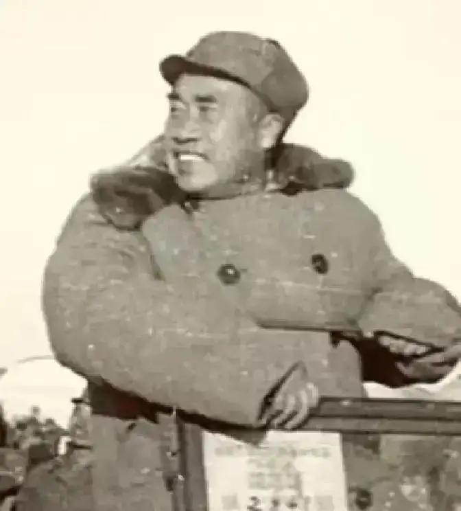 1950年，土改时，四川有个地主却不慌，工作队来他家时，他拿出一张借条，众人看到借条上写了“朱德”两个字时，顿时吓了一跳！
傅德辉把借条放在桌上，转身去倒茶。工作队的几个人围着桌子，谁也没敢伸手碰那张纸。一个年轻队员小声问组长：“这……能是真的吗？”组长盯着落款看了半晌，最后只说了一句：“收队。”