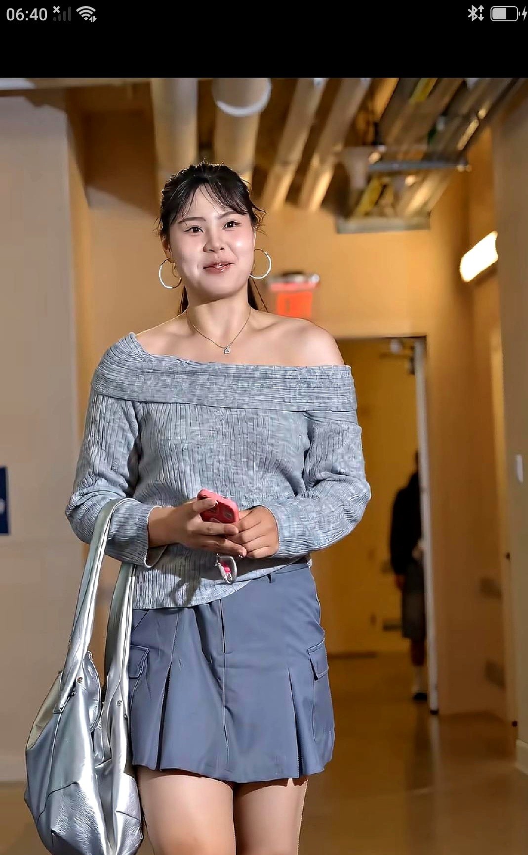 “护照丢了，世界杯没了。”这大概是竞技体育里最憋屈的退赛理由。

李月汝更新社媒，确认缺席比赛。不是因为伤病卡脖子，而是卡在了护照上。

面对这种意外她一句没抱怨，也没卖惨，只留下一句“非常遗憾没能和姐妹们并肩作战”。转头特意感谢了帮忙的人，直接把最响亮的加油送给了场上的中国女篮。人在国内，心在赛场