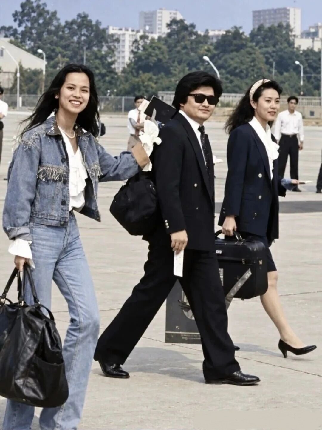 1990年，韦唯和刘欢，亚洲雄风，那已经是人生高潮，当时刘欢才27岁，就已经功成名就，08年奥运会再次创造顶峰。最右边的，像不像海清？ ​​​​