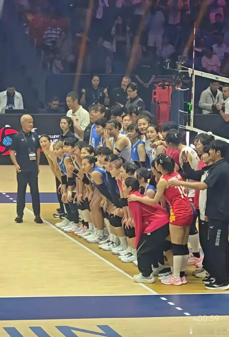 女排跟中国台北队比赛结束后，中国女排跟中国台北大合影，现场唱起“相亲相...