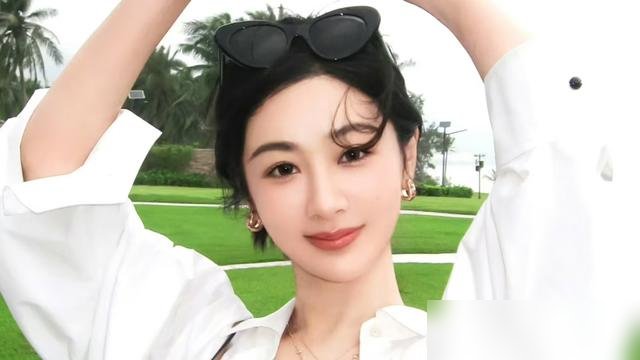 杨紫一年没进组，手里就剩一部还没配音的《玉兰花开君再来》，粉丝催得嗓子冒烟，她人在三亚晒太阳。
直播里她自己说的，配音都没开始，短期内别想播。库存清零，档期空白，换别人早慌了。
再看她最近干啥，米兰看秀，金鹰奖露个脸，高铁被代拍围到打脸，转头照样飞昆明。主持人问她出差咋解闷，她来一句“摆个帅哥更
