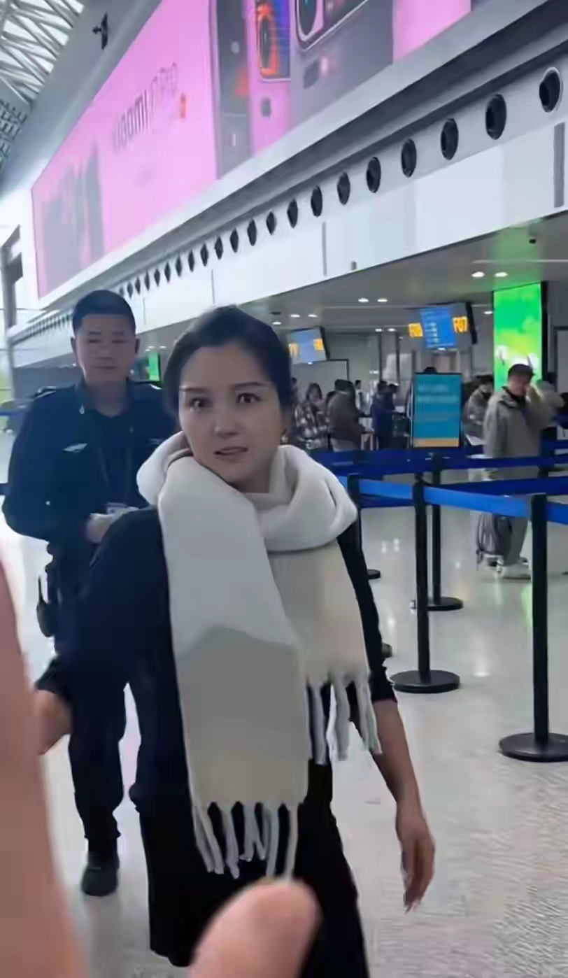 在机场偶遇一位美女明星 她的身材属于微胖型身材，像是朱珠，又像是张含韵...