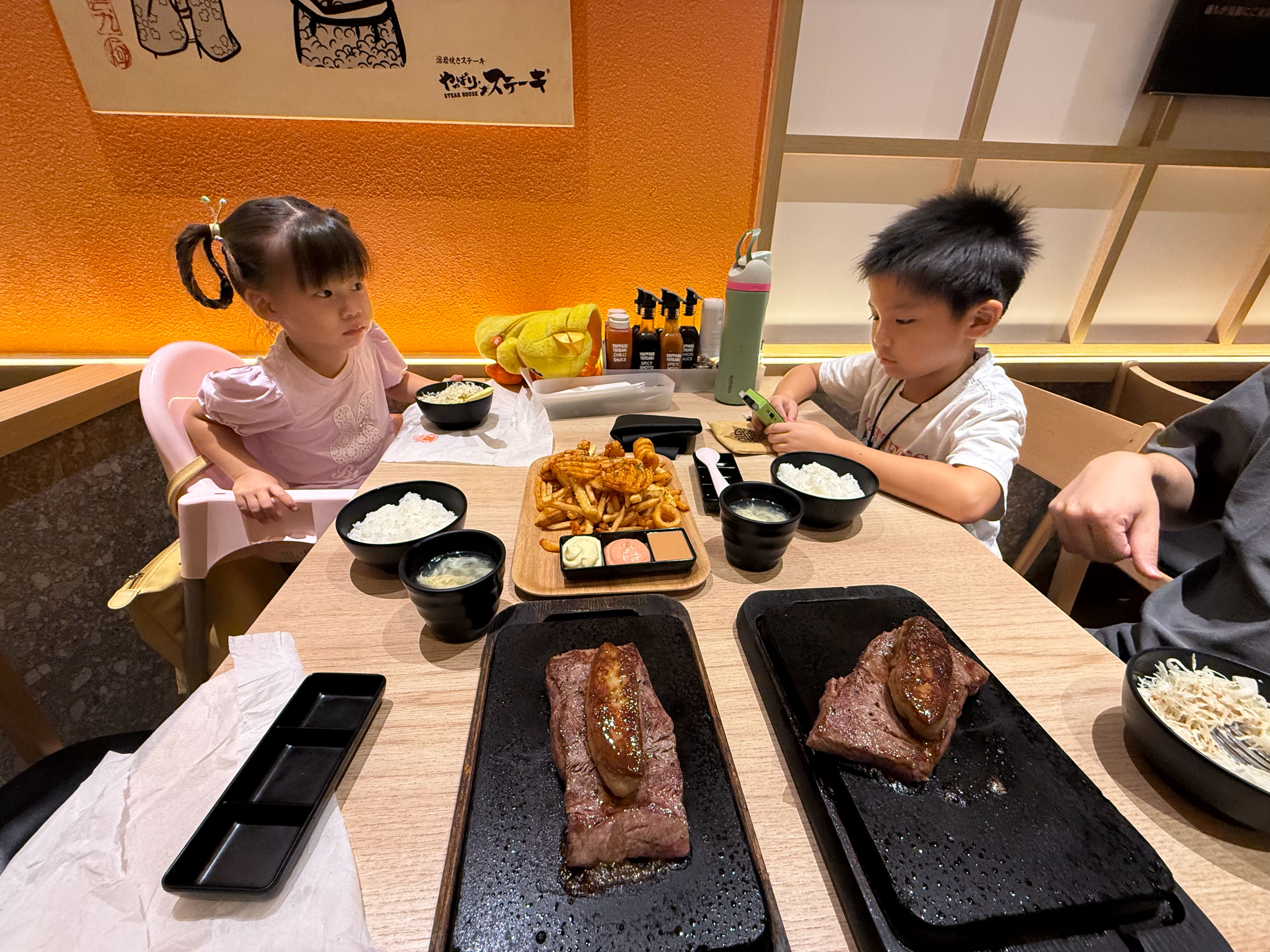 非常推荐这家日式铁板牛排店，按牛肉的品质来说，价格在新加坡真的算非常美好了。因为铁板很烫，铁板牛排只我和振东吃，达哥蜜蜜可以share一份牛肉牛筋盖饭。牛排记得一定要加份鹅肝。香到迷糊😋 地址：VivoCity2楼，瑞幸咖啡附近店名：Yappari Steak（Liz翻译：果然好好吃牛排馆）我的美食日记 好好吃饭 新加坡