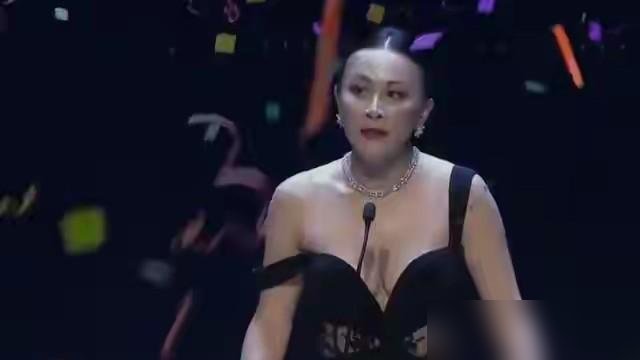 刘嘉玲这身红毯造型，把网友看破防了。
黑丝、短裙、大露背，快60岁的人硬是往20岁的路子上穿，评论区直接炸锅。有人说她是不服老，有人说是刻意扮嫩，还有人翻出她上个月那组暗黑女王照，说这才是该有的样子。
可你再看看她干的事：跑了三十年步，爬了三十年山，带着侄子去给赌王孙子站台，上综艺大大方方承认自