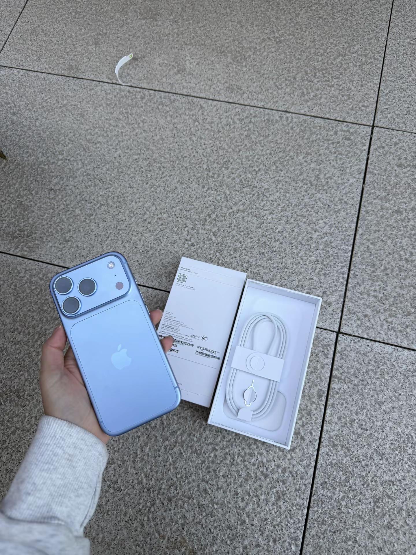这世界上什么都是假的 只有买给自己的iPhone 18是真的