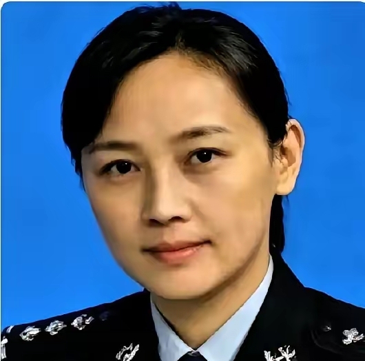下班遛弯，擦肩一秒就锁定嫌犯！这位上海女民警的“火眼金睛”绝了

你敢信？仅仅一个照面，不到一秒的对视，她就断定：这人有问题。

8月26日晚，上海闵行虹桥镇老外街。刑侦女民警姜峻下班后身着便衣，像往常一样散步。路过一处公厕时，迎面走来一个“口罩男”——黑色口罩遮脸，双肩包反背在胸前，双手死死护住包