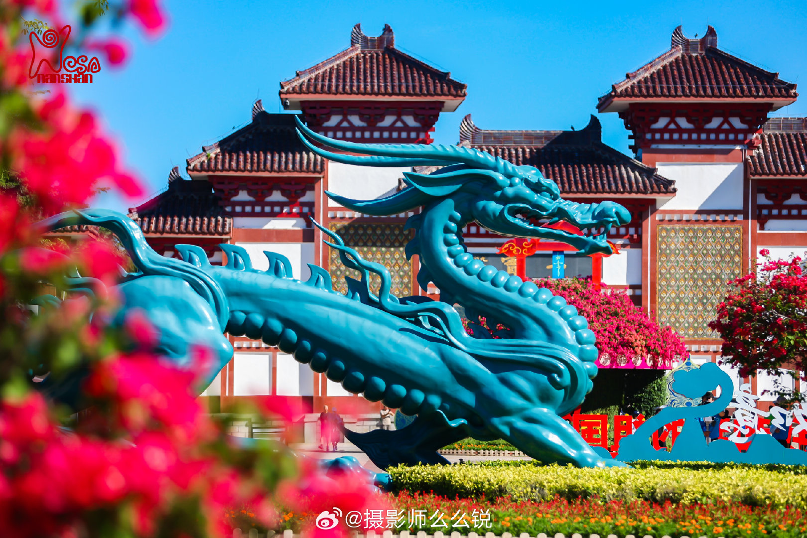 当福寿文化走出祈福化的符号，南山正在重新定义康养旅居生活。九九重阳迎来南山福寿文化节，以新福寿观念为内核，景区正在从观光游览转向沉浸式康养度假。#三亚南山福寿文化节##大江大湖大满贯##一城烟火成就大满贯# 海南医养健康博览会的同步启动，联动了黎医南药资源，构建起文旅与医养结合的完整体系。二十八年坚持重阳敬老惠民，足见南山的人文温度。背山面海的南山，既有得天独厚的生态环境，又有完善康养配套。来海南南山福寿养老，不只是度假，更是选择一种身心安然、老有所乐的生活方式。