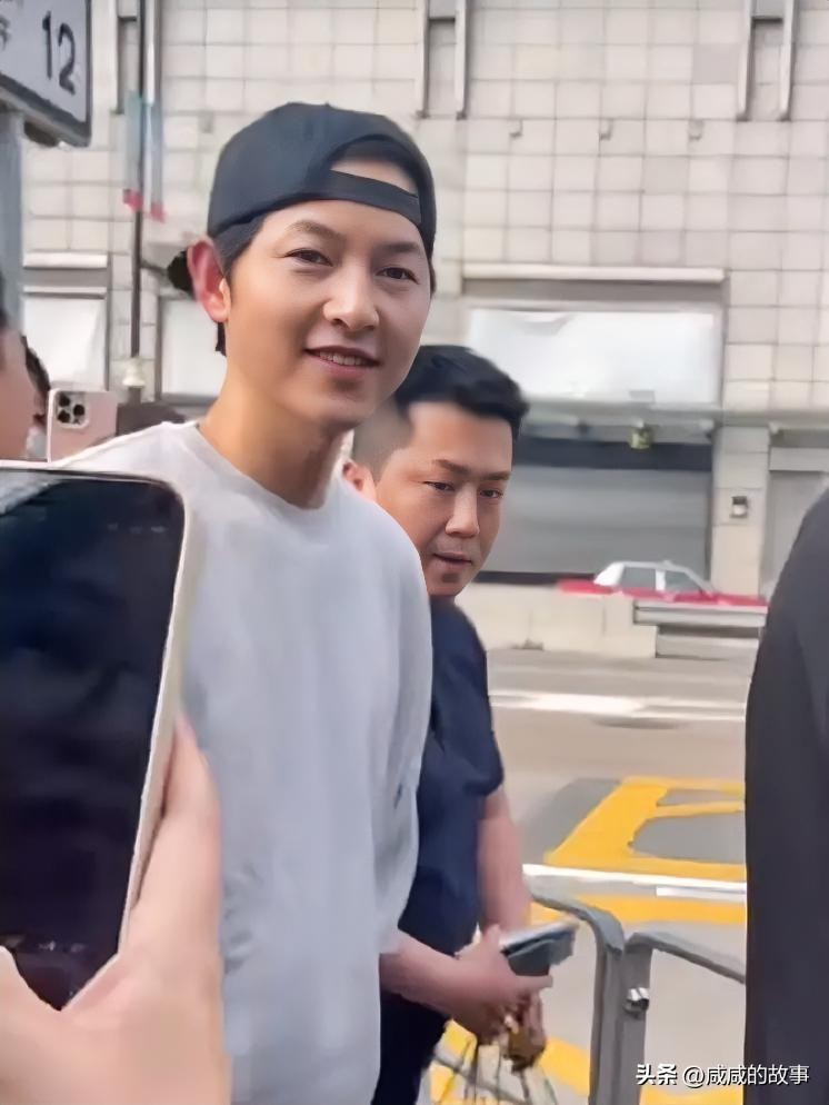 名场面！路人当面一句介绍，宋仲基当场尴尬
 
路人偶遇宋仲基，打过招呼之后，转头当着他的面对朋友介绍：就是跟宋慧乔结婚的那个。
 
这句话刚好被宋仲基听见，脸色瞬间就变了，隔着屏幕都能感受到满满的尴尬。
 
想当年《太阳的后裔》爆火，双宋从剧中走到现实，那场世纪婚礼，曾经是多少人心中的爱情范本。可惜