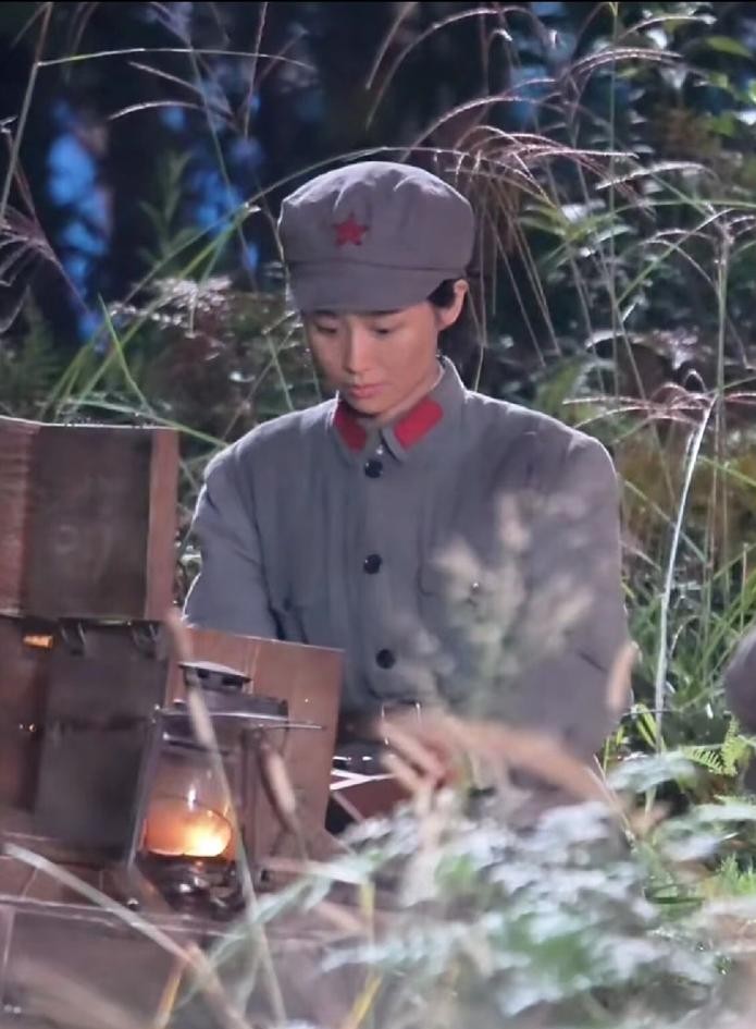 很多年轻小花还在偶像剧里拼谁的滤镜更白，王晓慧倒好，转头就把自己的脸抹成了锅底色。
在横店刚开机的那部总台大剧《红色密码》里，她演情报员贺小满。搭档是翟子路和马启越，阵容摆在那，纯正的主旋律班底。
路透照片刚流出来那会儿，不少人甚至没一眼认出她来。头发剪得极短、紧紧贴着头皮，脸上毫无脂粉气，肤色