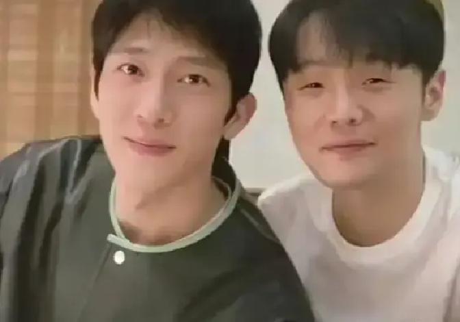 主持人问井柏然：你经常跟李荣浩逛街吗？井柏然：我俩经常逛。但李荣浩找他逛街是别有用心，因为井柏然可以打折。
 
那次逛完街没多久，李荣浩又发消息来：“老地方，喝一杯？”
 
井柏然回得简单：“行。”
 
他们说的老地方是小区附近一家小酒馆，老板认得他们，从来不多话。李荣浩先到的，面前一杯水已经喝了一