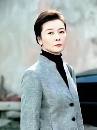 质疑柯蓝的自卑。
理解柯蓝的自卑。
怪不得她说愿意付出很大代价换妈妈那样的容貌，因为一个孩子天天被捧着看妈妈的美，回头照镜子全是落差，这滋味搁谁身上都不好受。
她妈妈是舞蹈演员，据说当年走在路上都有星探递名片，这样的妈走在前面，女儿的影子都显得黯淡，她把话说到愿意付代价这份上，是真 ​