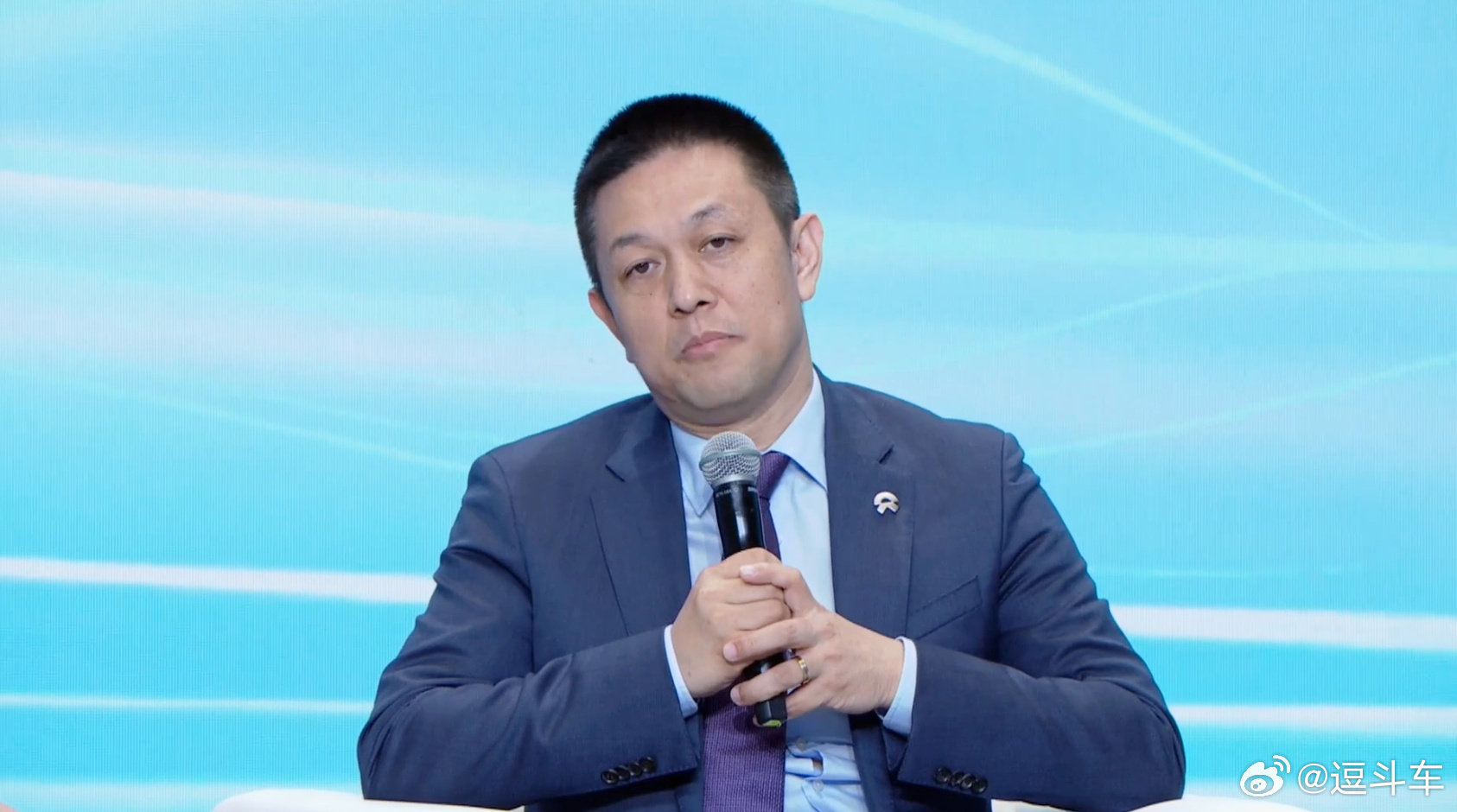 李斌觉得自动驾驶的价值：解放精力，减少事故。
[举手]到底有多少用户愿意付钱。
[举手]第二是比人开车要真的安全，这个还需要一些包括保险公司，他们对这个事故发生的概率，事故发生的比例要有一个真正的回馈。

#李斌谈自动驾驶核心价值# ​