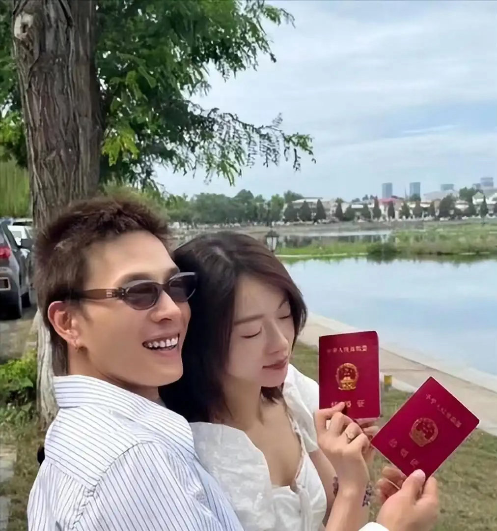 曝吴谨言疑似怀二胎！穿一条背带裤，小腹鼓出一小块，二胎热搜就来了，与洪尧街头拥抱感情稳定 ​