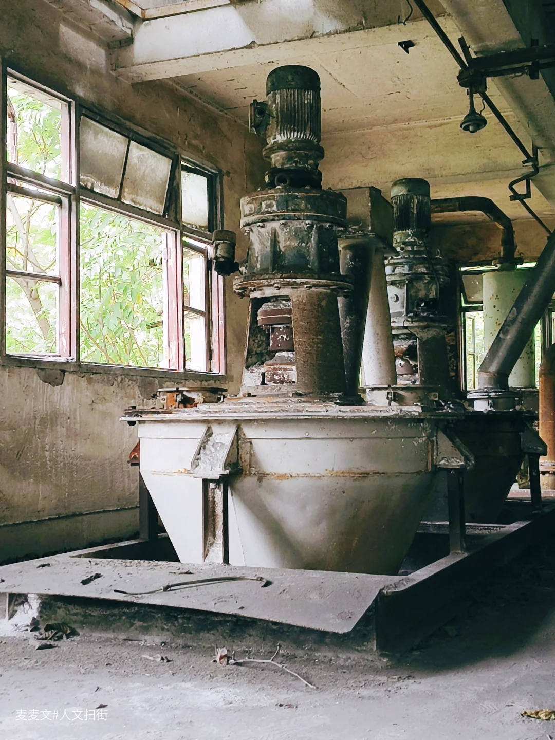 【合川】一废弃工厂大量老设备锈成艺术品