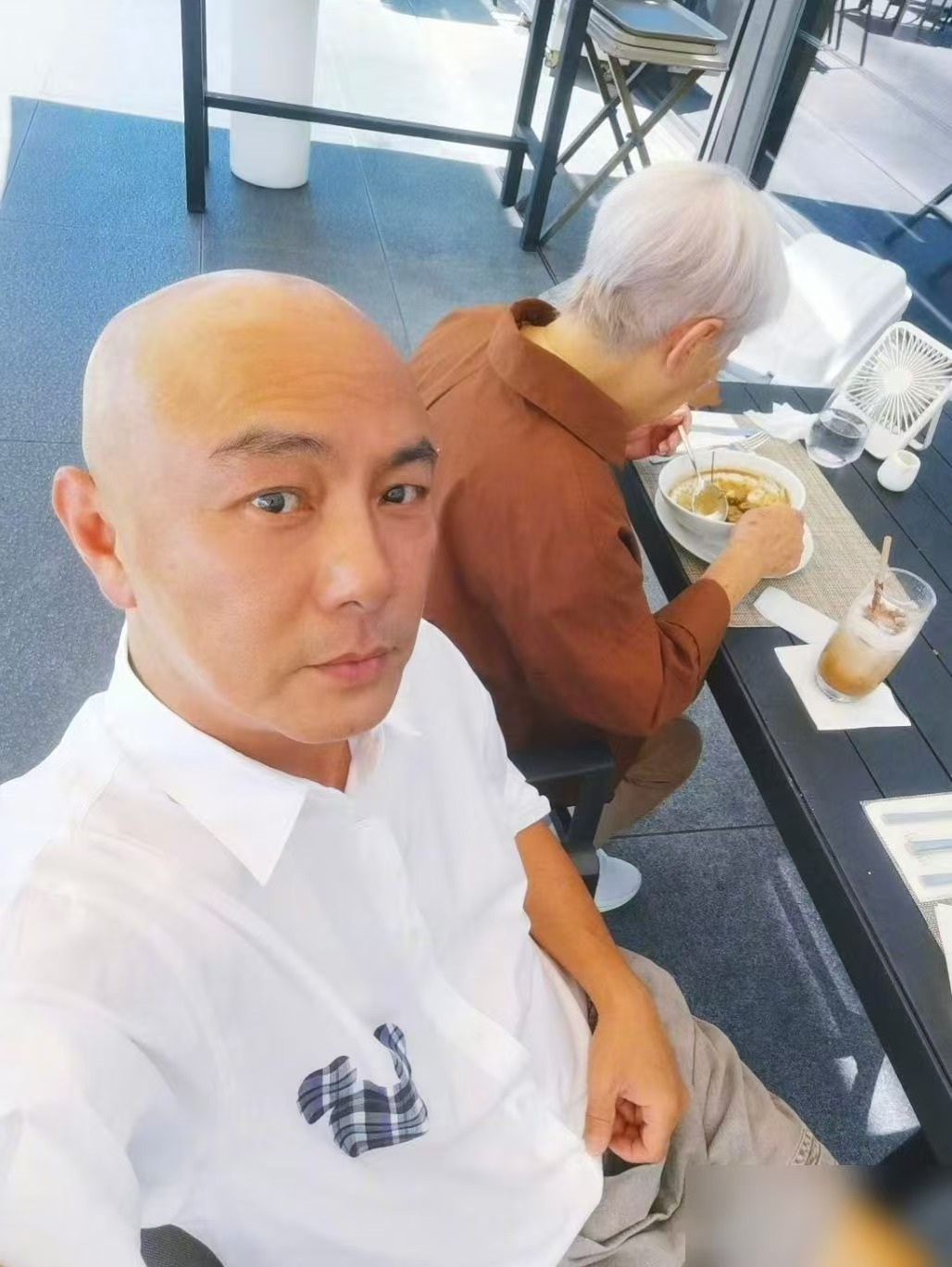 一个歌迷走了，胃癌，
张卫健从头陪到尾，
最后亲自扶灵送进火化炉。
看新闻里说这事吧，最开始是那个歌迷的家属还是朋友写了个长文发网上，说张卫健专门录了10来首旧歌寄过去，让他病房里听，后来还把整场演唱会的录像送床前了，人走了以后他亲自安排神父办告别仪式，送进火葬场的时候他自己站在棺材旁边扶着，从头到