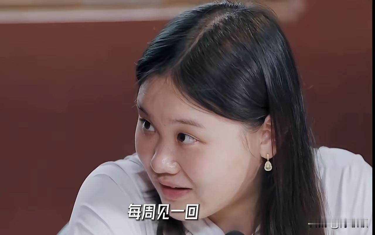 张家齐曾坦言，有一段时间心里是怨恨妈妈的。她六岁就进入跳水队，小时候每周只能见妈妈一次，十二岁进国家队后见面更是稀少。在最需要陪伴的年纪，她独自承受着高强度的训练。也难怪被问及最想感谢的人时，她最先提到自己，再是教练与经纪人，唯独没有说起父母，那份登顶背后的孤独，让人很有感触
