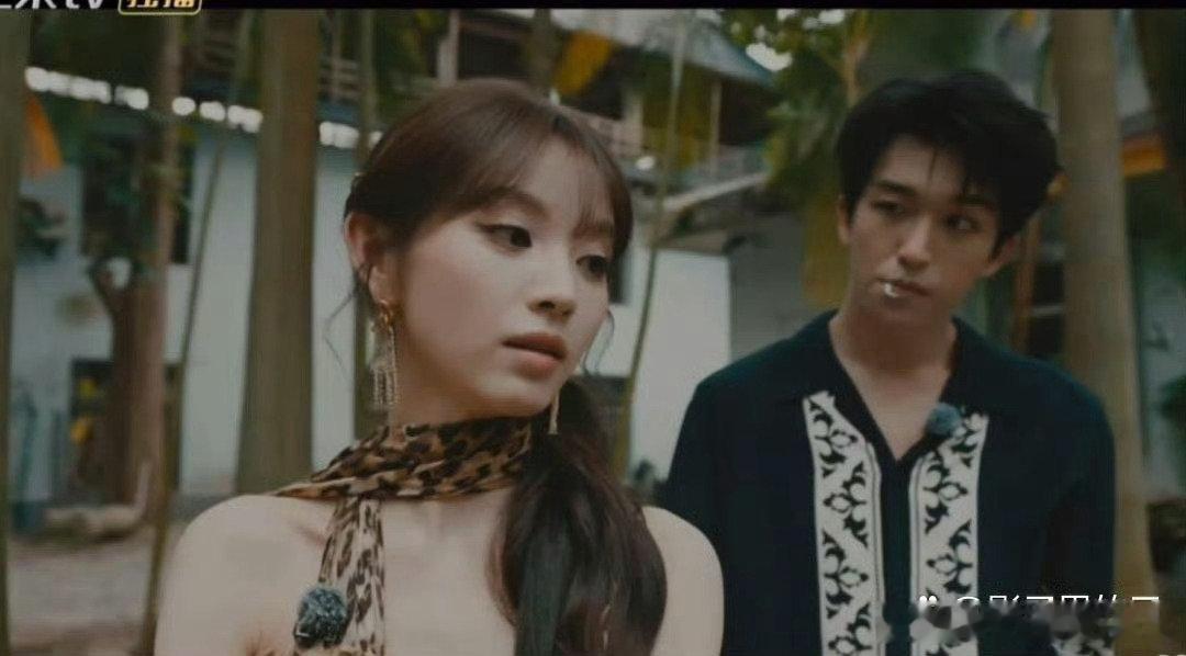 谁能想到，平时笑起来甜度爆表的田曦薇，演起大佬来居然这么带感！ ​​​