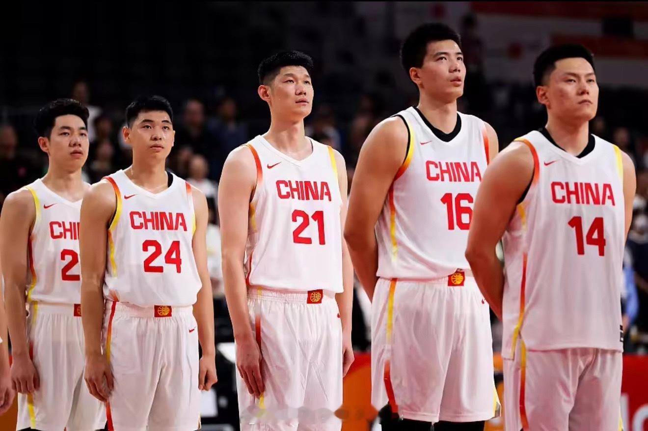 9月18日#中国男篮# ，名古屋亚运会男篮半决赛焦点战今日打响！中国男篮对阵东道主日本男篮，胜者直接晋级决赛，落败一方将争夺铜牌。

中国男篮一路全胜晋级，上一轮力克沙特，廖三宁轰下30分。本场最大优势在内线，胡金秋、余嘉豪坐镇篮下。日本队坐拥主场，主打小快灵打法，外线三分不容小觑。

内线 ​