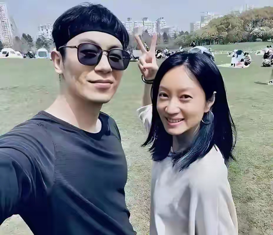 她爱了朱亚文整整9年，青春耗尽，却只能看他迎娶陈思诚的前女友。

2002年，北京电影学院表演系。潘禹彤是班上家境最好的女孩，父亲经商，在北京有房有车，长得清秀灵动，追她的人排着队。朱亚文是从江苏盐城来的穷小子，父亲是军人，家里没什么背景。两个人在一场校园舞会上认识，后来有一次潘禹彤脚受了伤，朱亚文