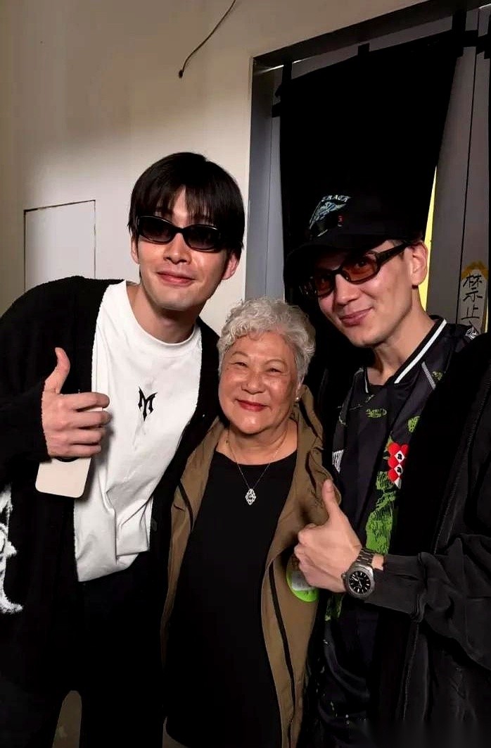 今年7月才和王棠云结束近9年婚姻的余文乐，在长沙录制《披荆斩棘2026》时迎来了前妻的探班。
这趟飞过去的人里除了两个孩子，还有余文乐的亲妈，几个人在后台相处的画面完全挑不出半点生分。
余文乐自己在社交网发了一段话，说女方这次过来其实是为了看张彬彬。
普通人看这两口子的操作，估计脑子都要转个弯。
一