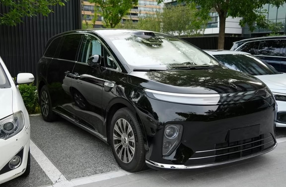 享界V8