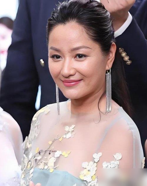 张艺谋当年就点破李亚鹏是冲着瞿颖名气来的。她没听。
98年那会儿瞿颖已经是谋女郎，李亚鹏还查无此人。她给他牵线进组，用自己的人脉铺路。结果呢，探班撞见李亚鹏跟周迅腻在一起。
分手后更绝，李亚鹏经纪人打来电话，不是道歉，是通知她，李亚鹏片酬暴涨了。
现在再看瞿颖，上papi酱节目戴十几块的老花镜