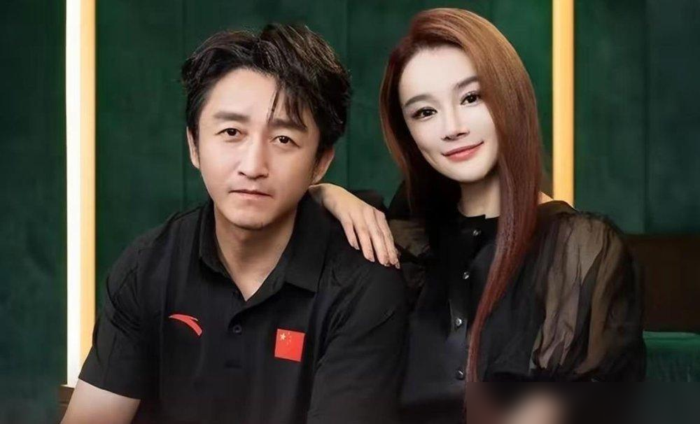 冉莹颖给11岁儿子打生长激素，一年追高8公分。旁边14岁的大儿子，已经175了。

哥哥14岁已经175厘米，弟弟的个头自然容易成为关注点。可养孩子最需要忍住的，恰恰是拿同一个屋檐下的两个孩子当尺子。哥哥长得高，不等于弟弟就得照着同一张进度表长。

一年长了8厘米，这个数字很显眼，但不能仅凭它，就判