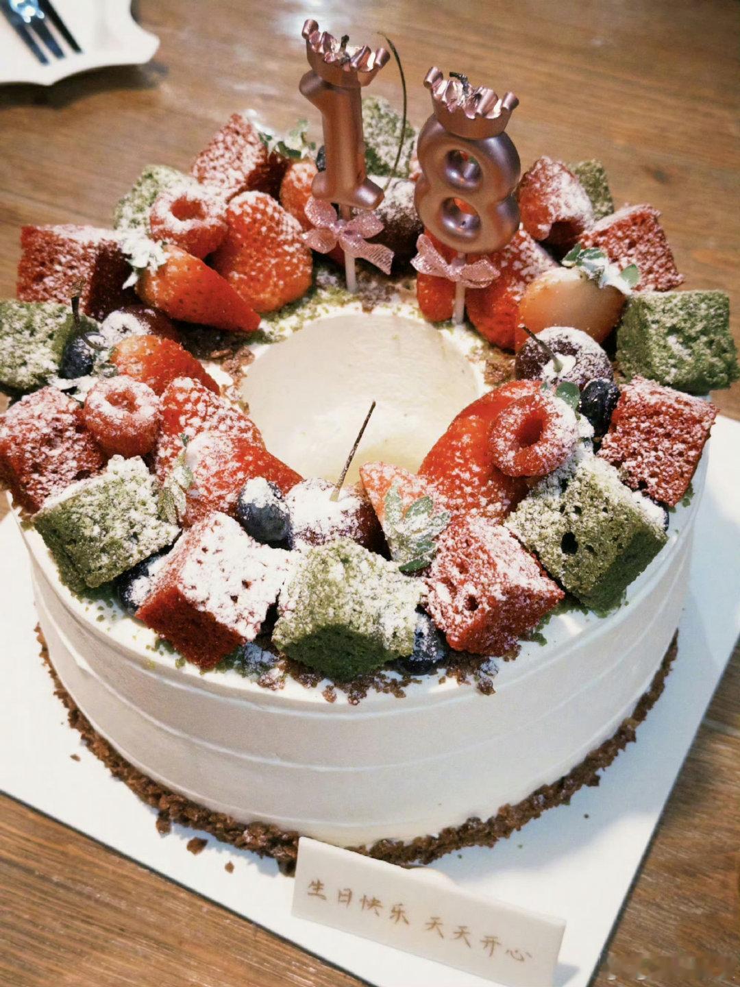 #鹿晗去了张碧晨生日会#
生日快乐，友谊天长地久！ ​