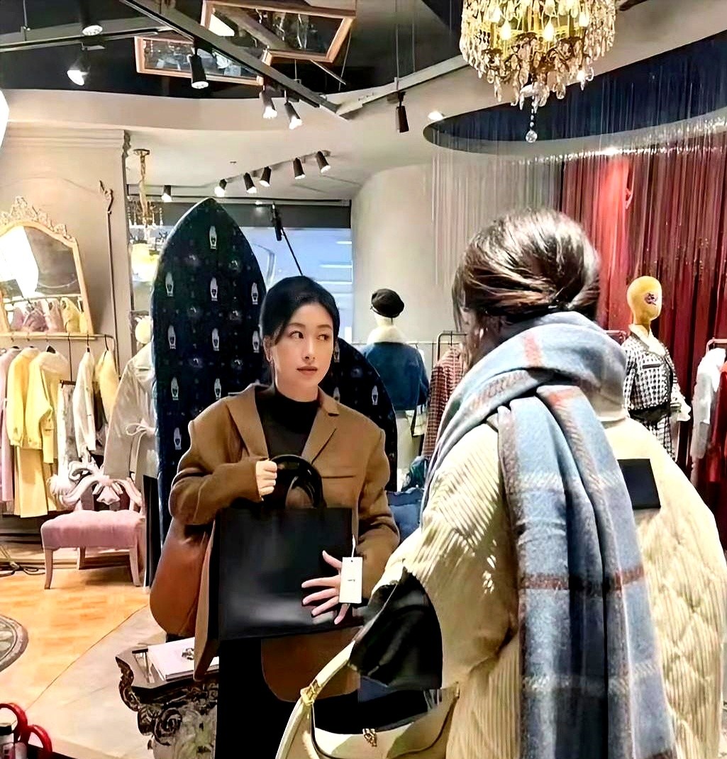 路人镜头一扫，没了聚光灯的朱珠直接看呆了网友。

宽松卫衣配平底鞋，个头显矮，腰身见圆，连眼角笑纹和法令纹都清清楚楚挂在脸上。评论区炸锅了，有人直接喊认不出：荧幕上风情万种的女神，走在街头怎么像变了个人？

四十岁生完娃，谁能永远挂着精修滤镜过日子？红毯上的九头身和巴掌脸，全靠顶级妆造和打光撑着。下