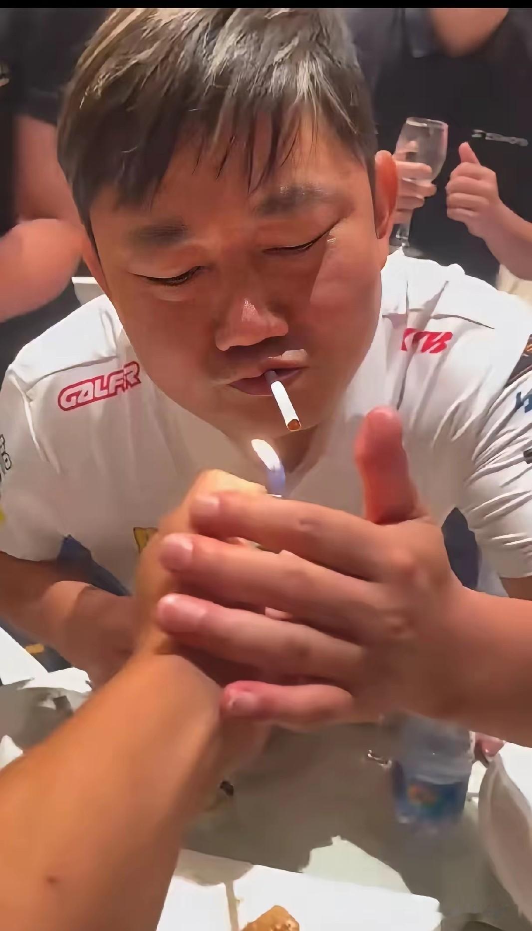 重庆摩博会惹争议！张雪随性言行为何不塌房？
 
今年重庆摩博会圆满落幕，各大机车网红纷纷亮相现场，人气极高的机车博主张雪，因为一系列随性举动，在网上引发不小的争议。
 
熟悉张雪的网友都清楚，他平时生活风格大大咧咧，抽烟、喝酒都是常态，公开场合还会吹口哨、随口说粗话，很多人看在眼里，忍不住发出疑问，