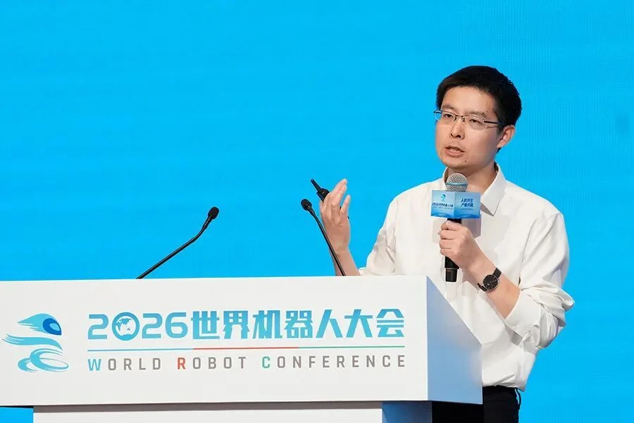 【#宇树科技股价6天腰斩#】截至8月26日收盘，宇树科技股价再度跌近2%。

一周前，宇树科技以“人形机器人第一股”的身份登陆科创板，开盘价飙至1100元，涨幅超过629%，市值冲上4449亿元，创始人王兴兴凭借约1.214亿股的持股一举成为90后首富，中一签的投资者最高浮盈将近48万元，刷新A股注册制以来的单 ​