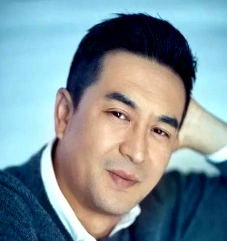 当年对着镜头怒斥张嘉益“吃软饭、想靠我爸上位”的前妻杜珺，怎么也想不到，这个被她踩进泥坑的男人，后来能把大奖拿个大满贯
 

2002年两人闪婚又闪离，杜珺仗着父亲是西影厂大编剧，面对媒体把张嘉益的尊严撕得粉碎，撂狠话说他离了杜家什么都不是。那时候谁都以为张嘉益完了，一身强直性脊柱炎，名声又被搞臭，