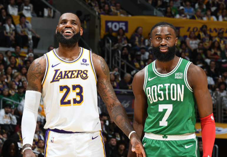 近日，前NBA球员贾森·威廉姆斯在《Hoopin' N Hollerin'》节目中谈到了詹姆斯和杰伦·布朗的组合。

威廉姆斯表示：“他们是76人队里最出色的两名球员。但只要詹姆斯还在联盟效力，无论什么榜单，他永远是我心目中的第一人，至死方休。我的态度就是如此。你绝不能大言不惭地说马克西比詹姆斯更强，绝对不 ​
