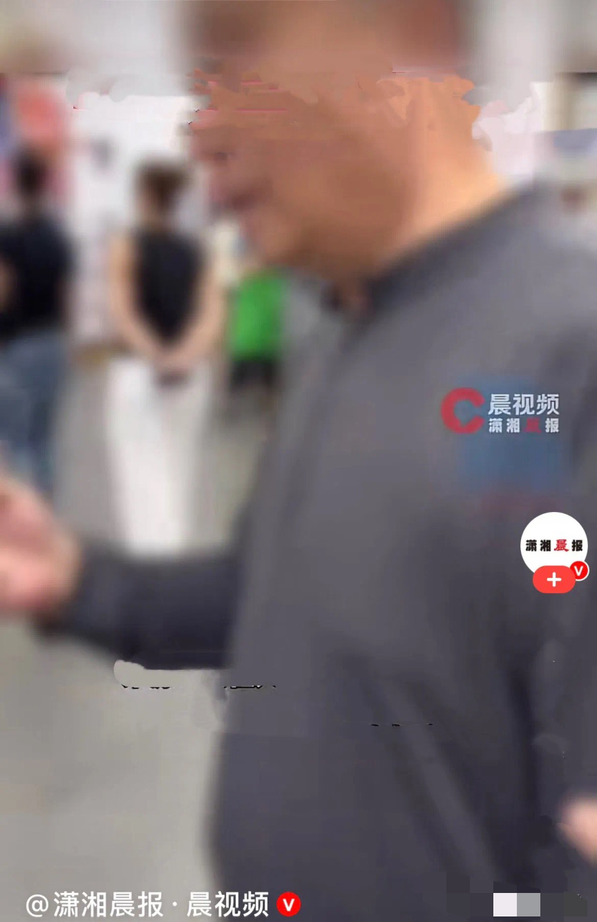 近日，辽宁沈阳一家大型超市内，人来人往，一名小伙正在购物，无意间发现离谱一幕：一