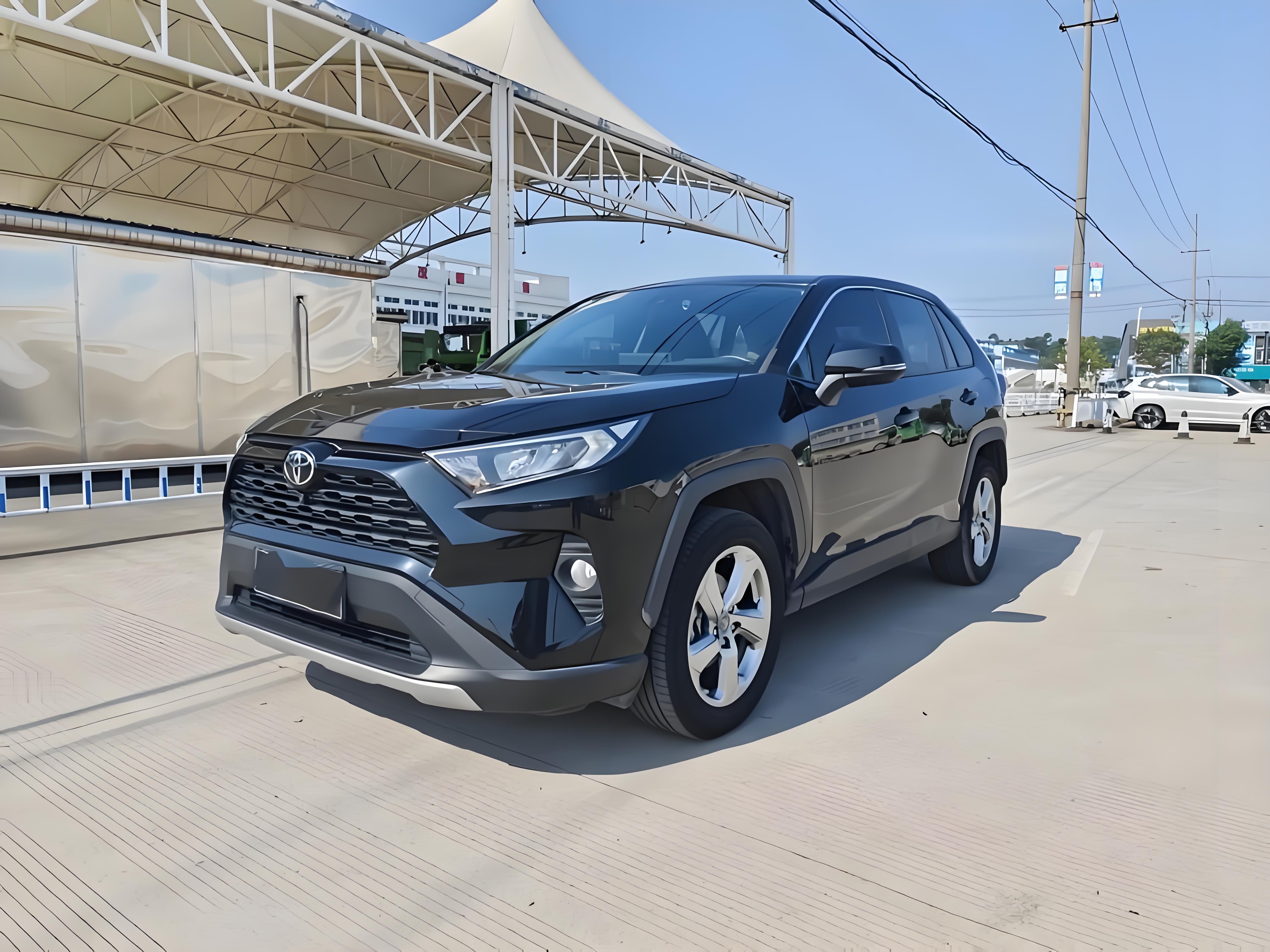 同预算二手轿车还是SUV：雅阁、CR-V、RAV4，10万家用到底怎么选。
10万预算买二手车，最经典的纠结就是：选轿车还是SUV？今天拿雅阁、CR-V、RAV4这三台，正好一个B级轿车两个合资紧凑SUV，给你掰扯清楚，别再瞎纠结了。
先说雅阁，10万能摸到八代半2.0L。B级车的底盘质感、后排空间