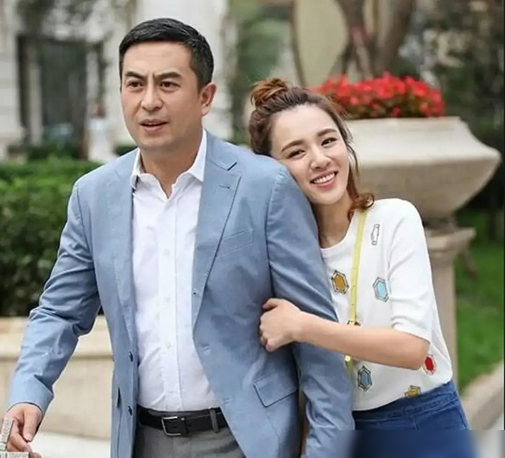 张嘉益直接把王晓晨按住了，经纪人想让她接都市剧捞钱，她偏不。
9岁被扔到济南练刀马旦，6年童子功，翻跟头、耍水袖、吹火，全是真家伙。就为了拍《主角》，她把自己那点戏曲底子全掏出来了。
别人转型怕露怯，她倒好，硬是把程式化的身段练成了生活里的眼神流转。座谈会上就一句评价：她把传统戏曲的魂，装进了现