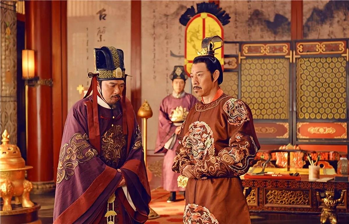 唐朝的庙号顺序有点反常。李渊开国，庙号&34;高祖&34;；李世民即位，庙号&34;太宗&34;。按理说太祖是最高起点，但唐朝的&34;太祖&34;给了李渊的祖父李虎，那是一位压根没有当过皇帝的人。爷爷是太祖，孙子是高祖，重孙子是太宗，光凭这一串字，已经能感觉到庙号背后的逻辑没有表面看起来那么简单。
 
庙号制度的骨架，《礼记·祭法》