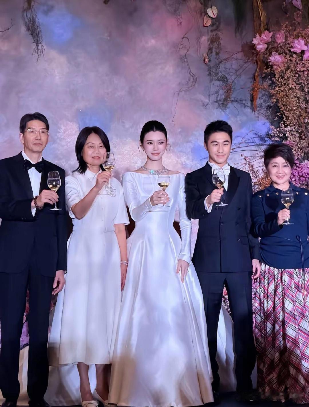 四太梁安琪在答谢宴发言曝光：我非常感谢小明（奚梦瑶），愿意融入我们这个大家庭，当众肯定儿媳给予她面子！ ​