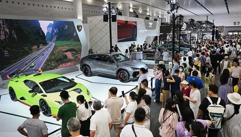 成都车展，不止是一场汽车行业盛会。


展馆之内，是全年西部车市的交锋，海外性能车、国产概念车齐聚于此，无数新车在此完成预热首秀。
 
一边是传统豪华品牌的沉稳考究，一边是新势力轻松鲜活的交互体验；硬派越野碾过模拟泥地，现场人声鼎沸。
 
今年更有智能车路协同体验舱落地，大