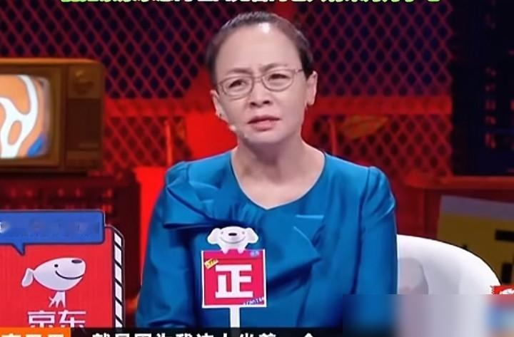 五年前宋丹丹撂下一句话，说蔡康永拿散文诗的节奏，讲了个特别荒谬的道理。
当时满屏弹幕都在骂她不懂高级。那是《奇葩说》第七季，辩题是妈妈疯狂追星不着家，该不该拦。蔡康永站不拦，一套一套，全是奉献、自由、尊重。宋丹丹就咬死一句：家人失控了，你就得拉住。
结果现在再看，评论区风向全翻了。网友把那片段挖