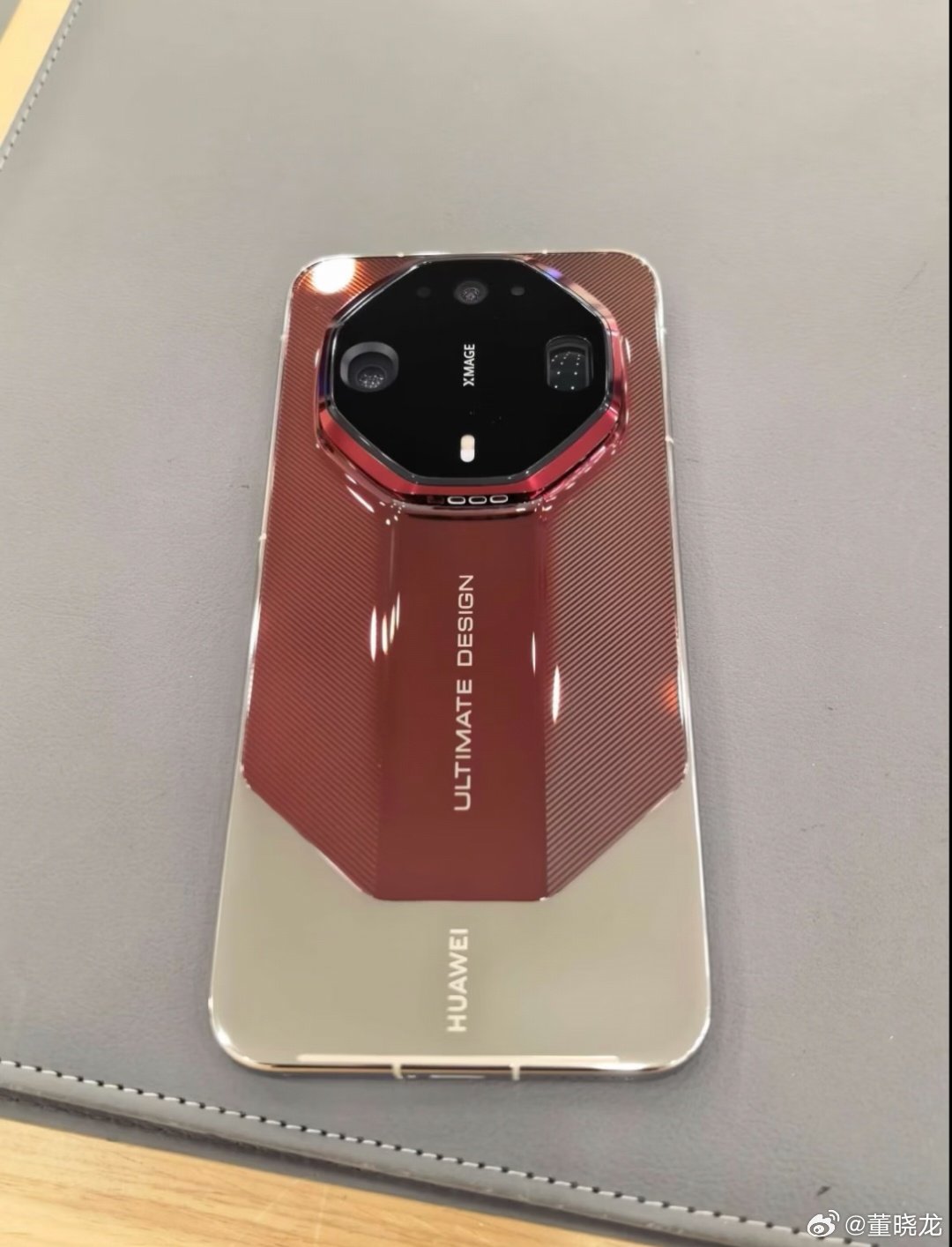 看网图，非凡大师比普通版高级很多。

#华为Mate90线下分货# ​