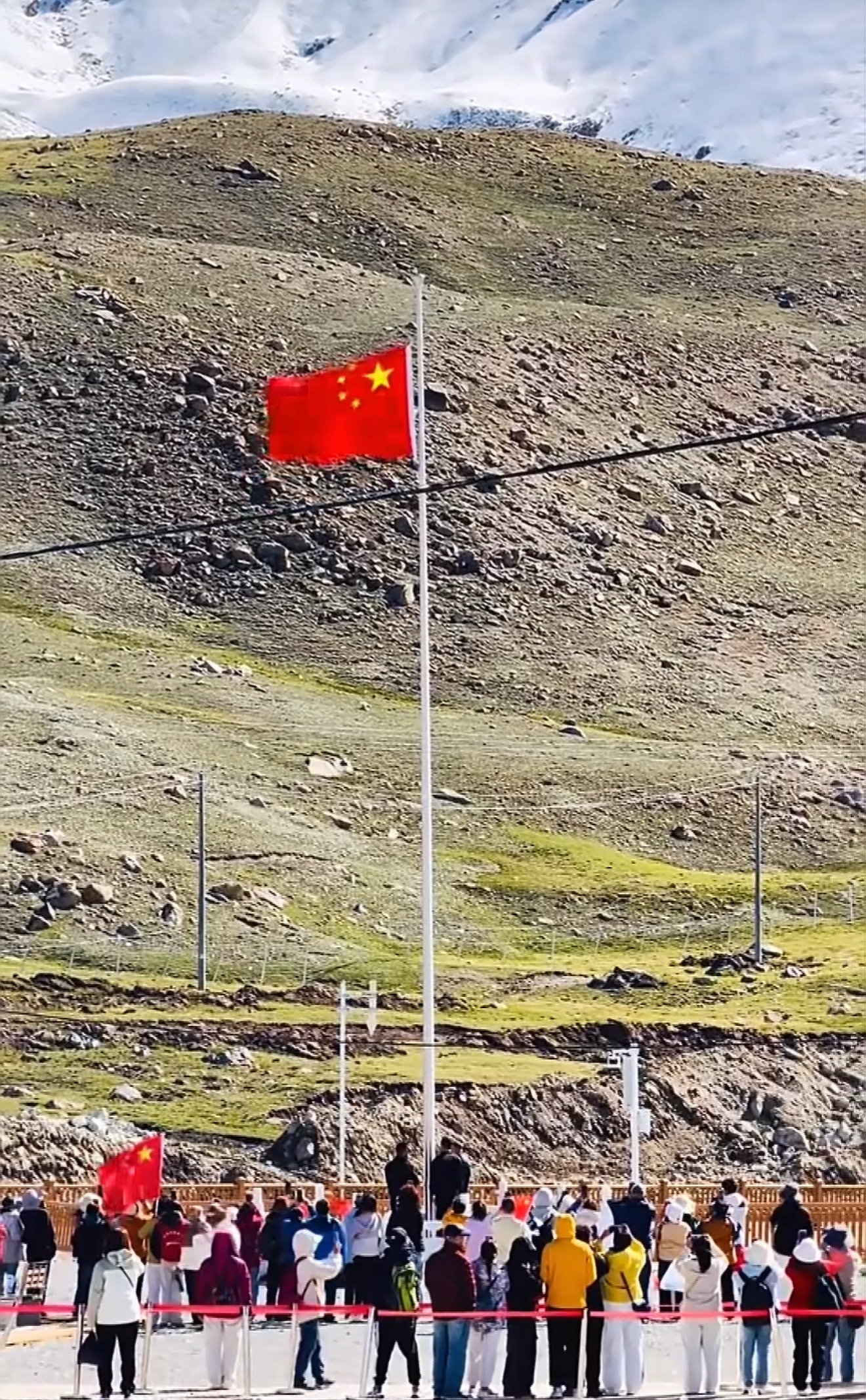 #孩子敬的不是礼是刻在骨子里的中国心#一段旅行途中拍下的视频戳中人心，8岁新疆男孩偶遇国旗，下意识庄重敬礼。孩童未必通晓宏大道理，却发自内心敬畏这抹中国红。这份藏于本能的敬意，是耳濡目染种下的信仰。朴素真挚的瞬间，看见少年心底滚烫，也看见家国情怀代代相传的力量。 ​