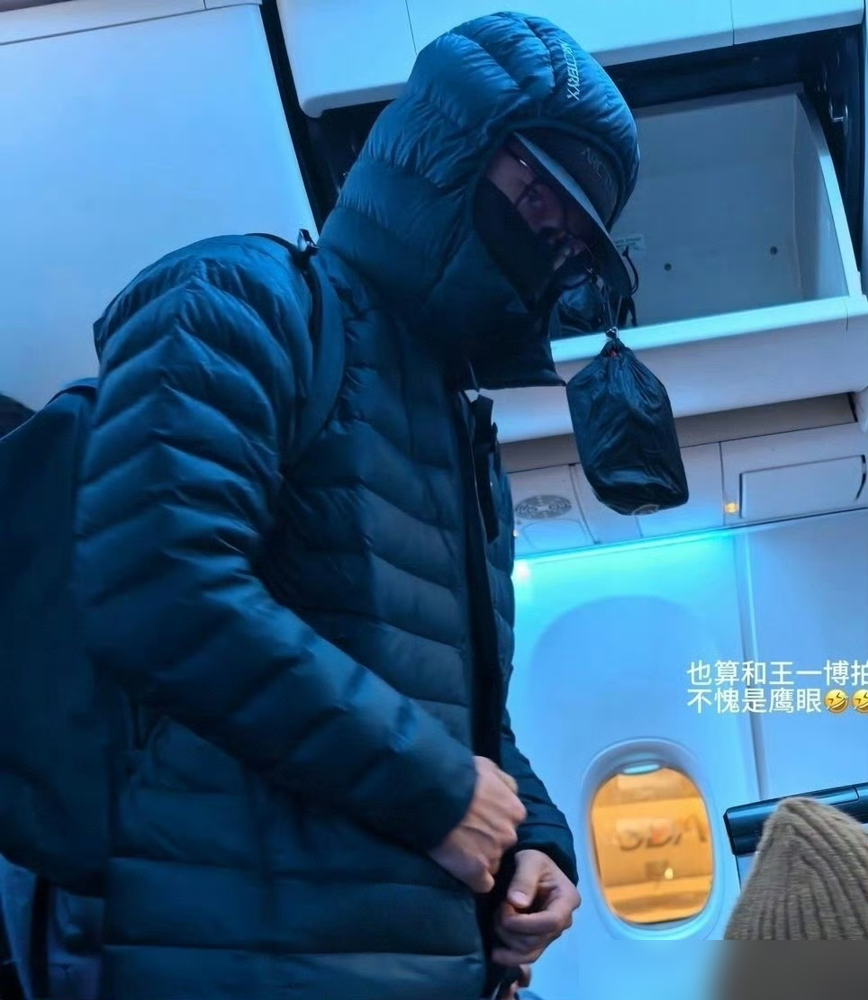 王一博在霞慕尼被路人撞见，开口第一句是：别发。
四月的事，雪山上，一个顶流把自己包得只剩眼睛，还是被认出来。他没躲，没黑脸，就求对方等一等。四个月后，他自己甩出六张素颜照，脸晒脱皮，嘴唇裂口，胡茬乱冒。那路人这才把当时的视频放出来。原来不是怕丑，是不想让别人替他讲这个故事。别的明星被偶遇，低头、挡