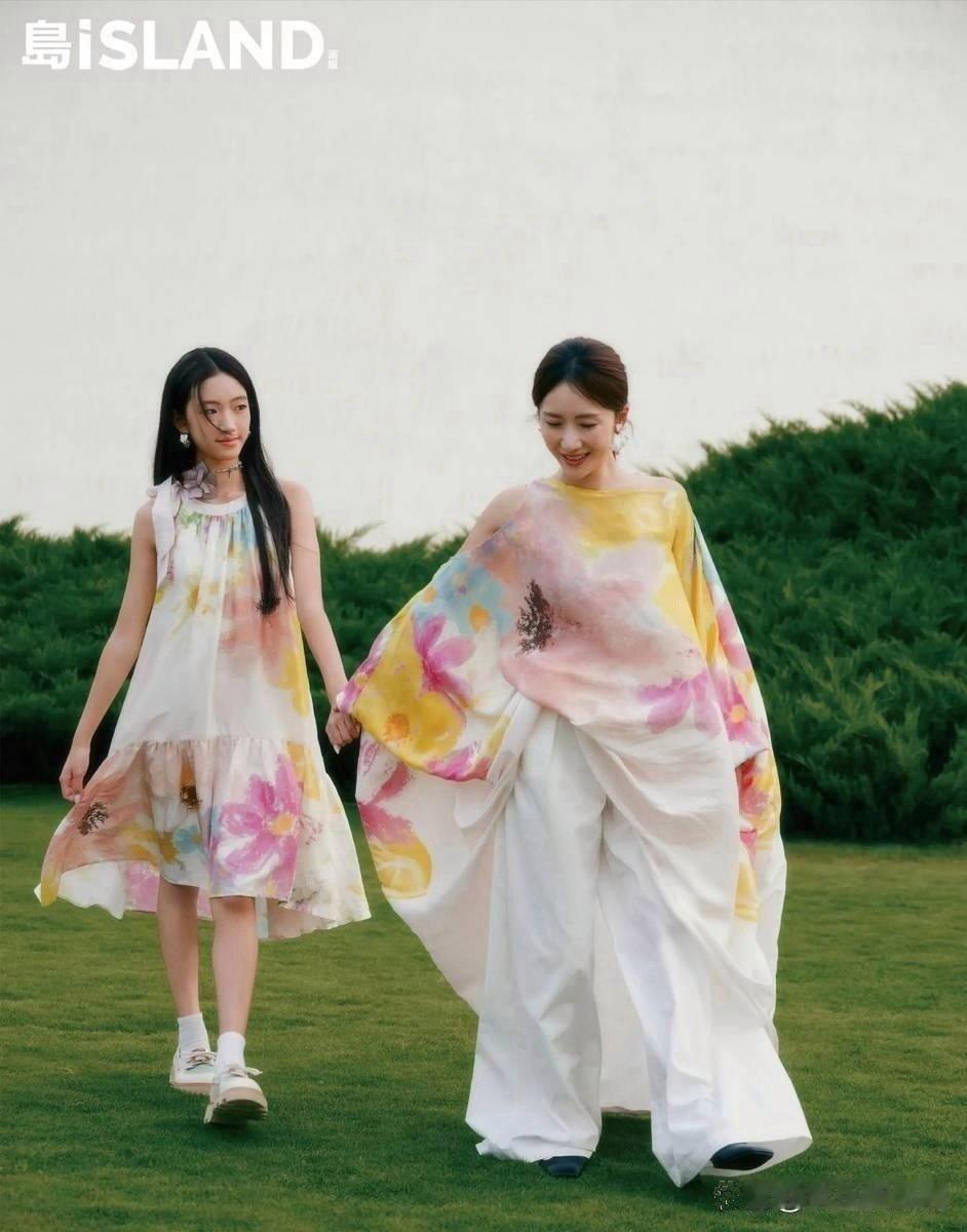 李念和女儿拍了写真大片。她14岁的女儿卡卡面容清秀、五官精致，眉眼像父亲林和平，颜值挺高。 ​