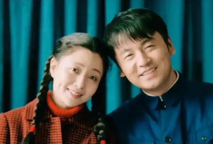 殷桃亲口讲过，和雷佳音搭戏时，她身上会出现一种没法控制的生理反应，不是比喻，是真的压迫感直往骨头缝里钻。雷佳音吼戏的压迫感是真能传到骨子里啊，殷桃说的心脏一紧太真实了！不是装出来的情绪，是顶级演员自带的神经冲击，这种实打实的代入感，比任何华丽台词都戳人。
 
2022年《人世间》播出后，周秉昆和郑娟
