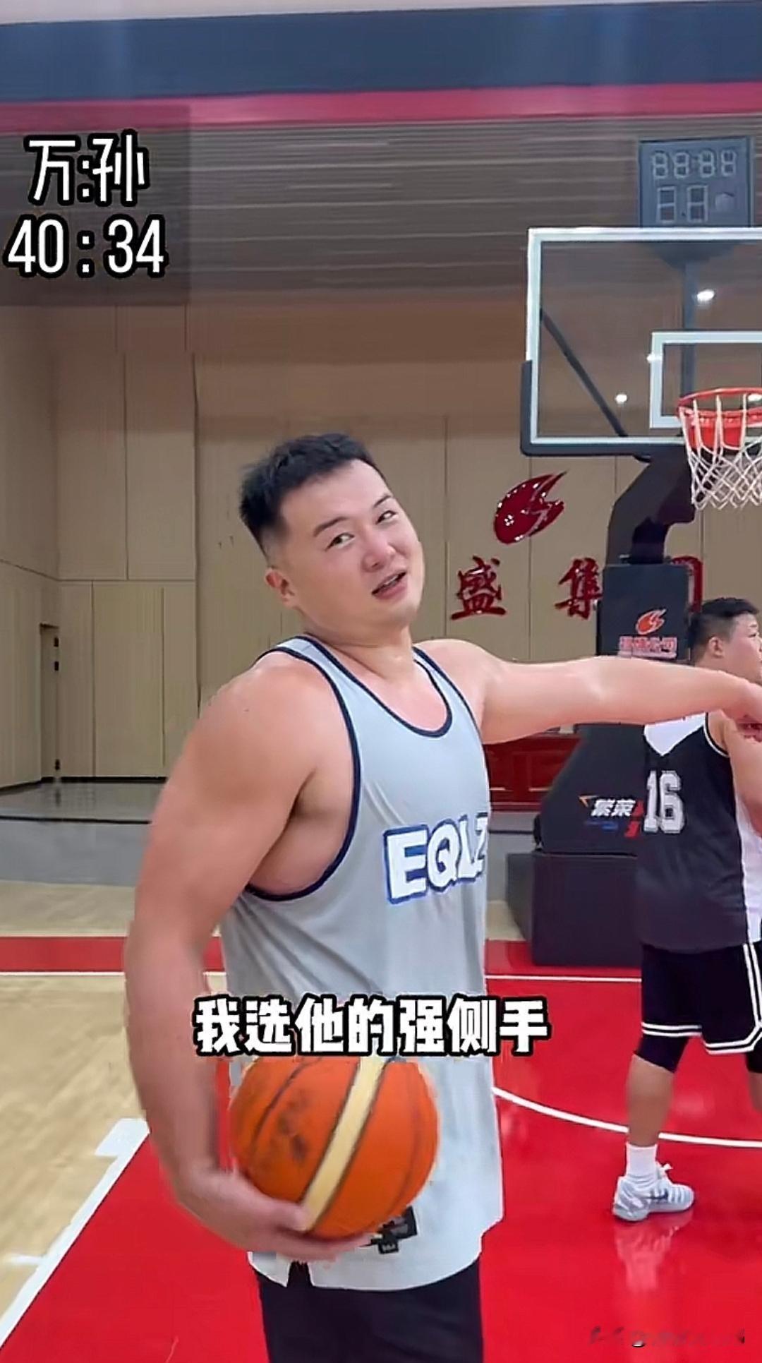 前广东男篮球员战胜野球球员，杨溢回广东训练，广州男篮再确定一外援
CBA休赛期集训进入关键冲刺阶段，广东宏远队内训练氛围火热，阵容磨合迎来新变化。外出试训的年轻小将回归队伍，球员日常状态稳步调整，同时前宏远旧将在野球赛场打出精彩表现。隔壁广州龙狮则完成新赛季外援阵容的最终拼图，三外援组合正式出炉，凭
